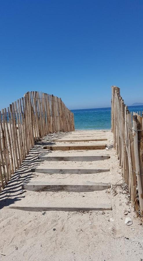 Proche plage, vue mer, parking - LESCLESDENICOLE Hyères Buitenkant foto